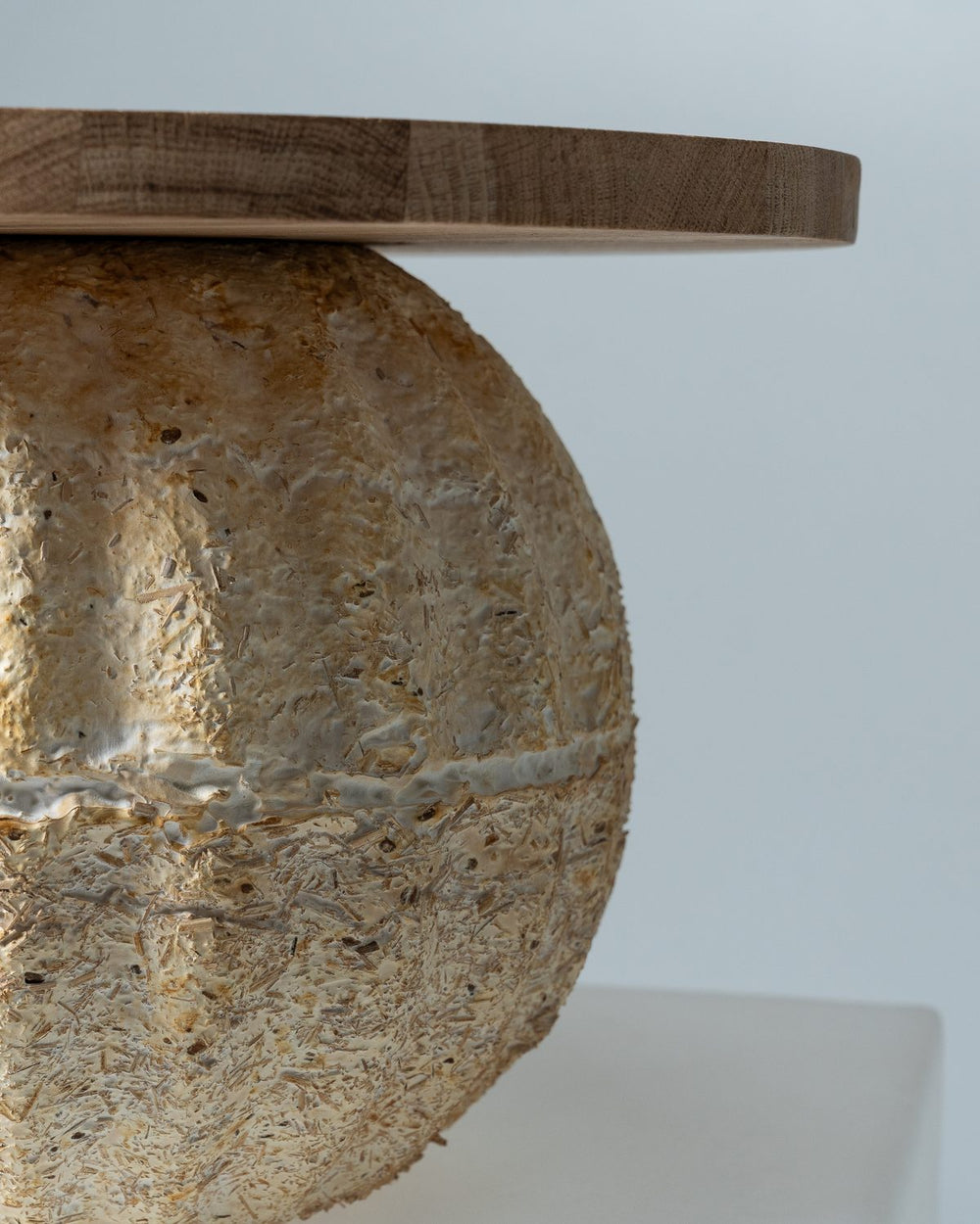 Étude en mycélium : socle sphérique sous un plateau en chêne